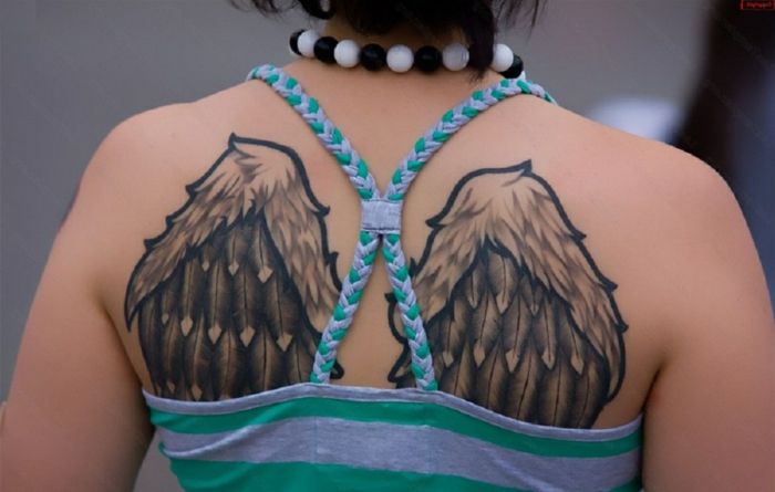 Dat is een idee voor een mooie engelenvleugeltatoegering - een tatoeage met zwarte vleugels voor de dames