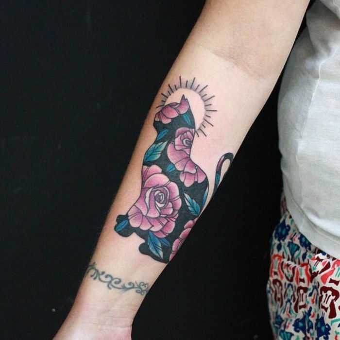 un tatuaj de pisica - aici este o pisica cu trandafiri rosii, flori, frunze verzi