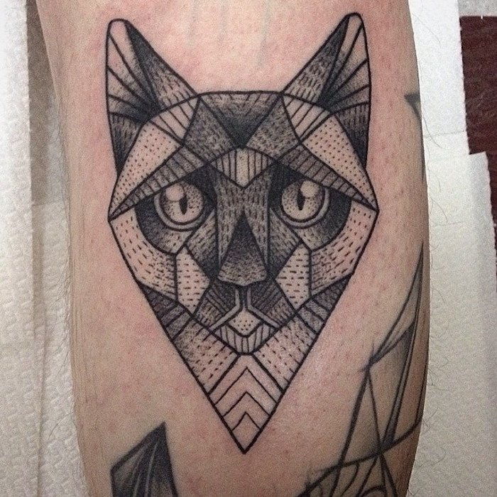 O idee pentru un tatuaj negru cu o pisică cu ochi mari - tatuaj pe picior