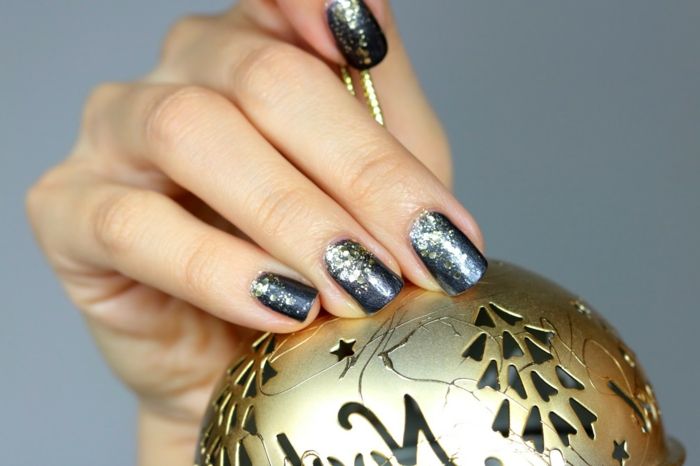 Cool idé för julmanikyr, glitterspikar för omformning, oval nagelform, gyllene julboll
