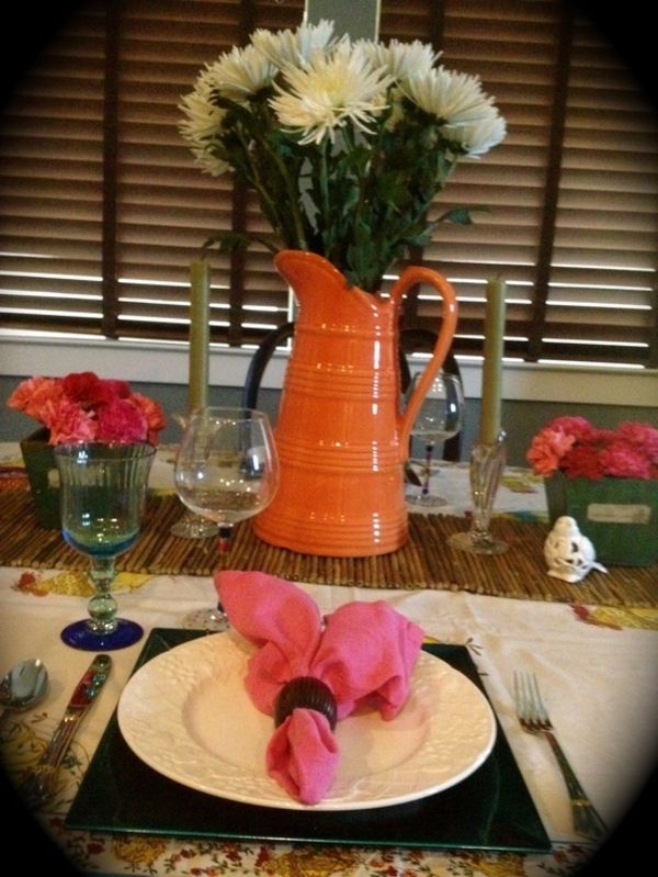 stalo dekoravimas oranžine vaze ir baltais žiedais žvakės rožinių gėlių akinius