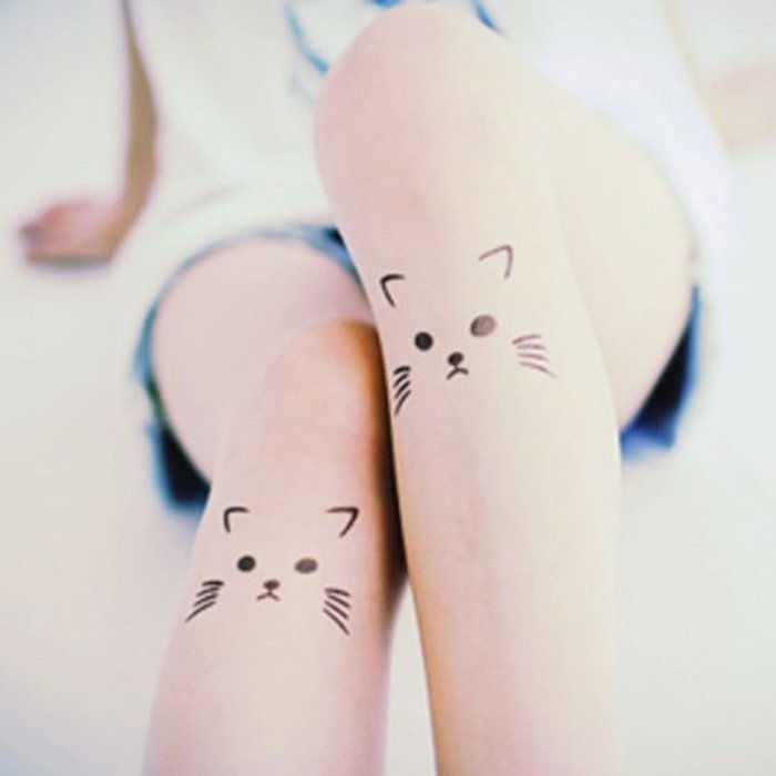 Iată două idei pentru tatuajele pisicilor fabuloase pe picior pentru femei - pisicile cu ochi negri și virbissen lung