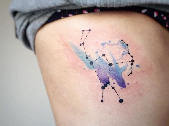 Kleurrijke kleine tatoeage met een klein zwart sterrenbeeld met zwarte sterren
