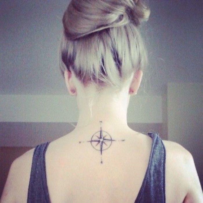 Ta ideja za majhno miniaturno črno tetovažo z majhnim črnim kompasom na vratu bo prosim vsako mlado ženo