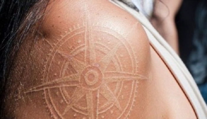 Spójrz na ten pomysł na tatuaż z dużym kompasem na ramieniu