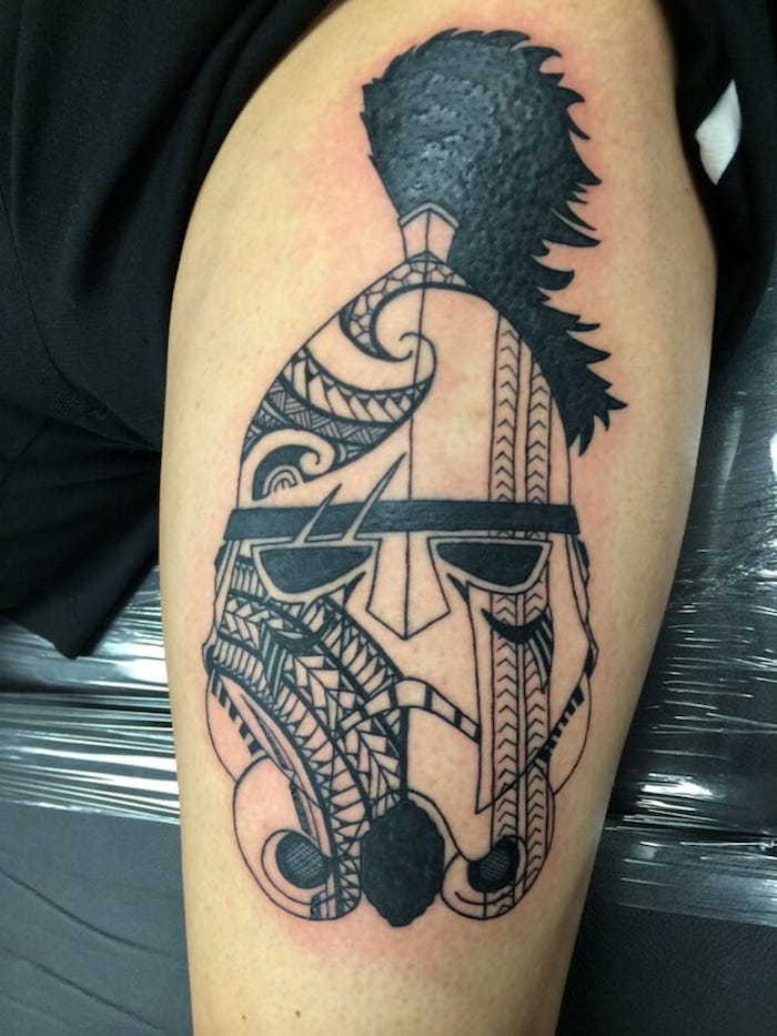 un tatuaj mare cu o clona albă mare cu ochi negri - idee pentru un tatuaj de război stele