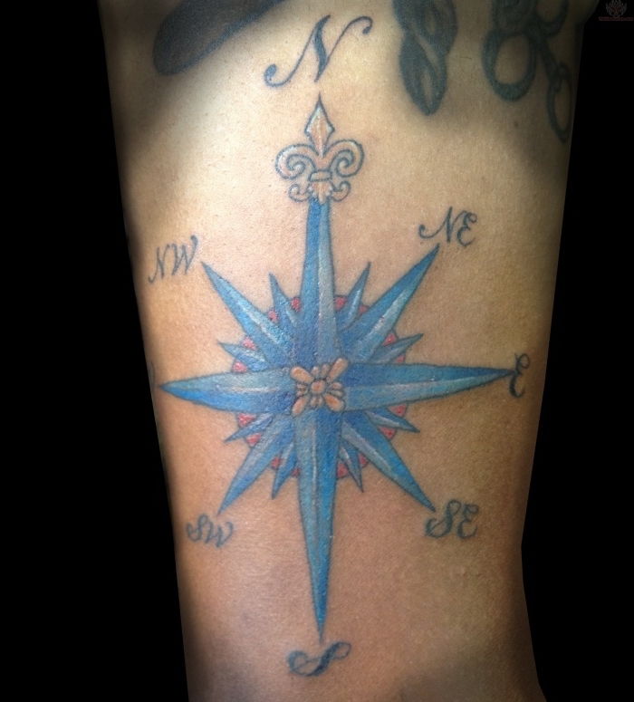 aici este o mare busola albastra mare - dee pentru un tatuaj cu busola pe mana