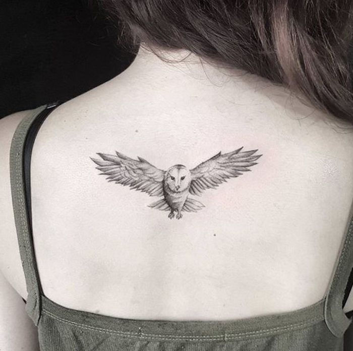 küçük uçan baykuş - genç bir kadının arkasında bir baykuş dövme için fikir