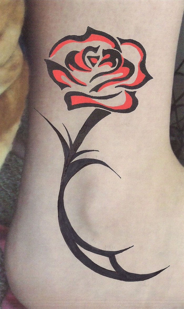 Een grote rode roos op zijn enkel - Rose Tattoo Template - idee voor een sprookjesachtige tatoeage