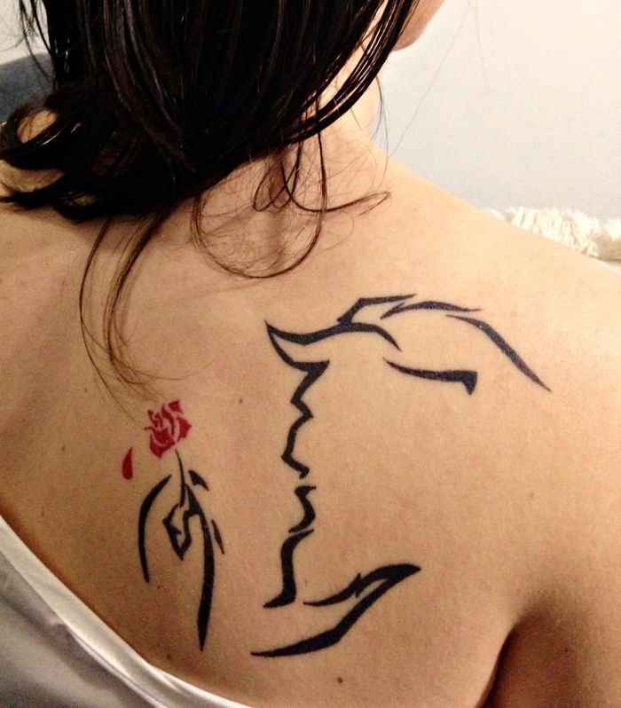 un'altra idea per un tatuaggio rosa da favola per le donne - tatuaggio sulla spalla - la bella e la bestia - modello di tatuaggio rosa