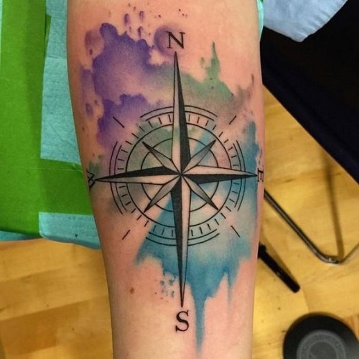piękny czarny duży tatuaż z czarnym kompasem - dłoń z kompasem i kolorowymi kolorami