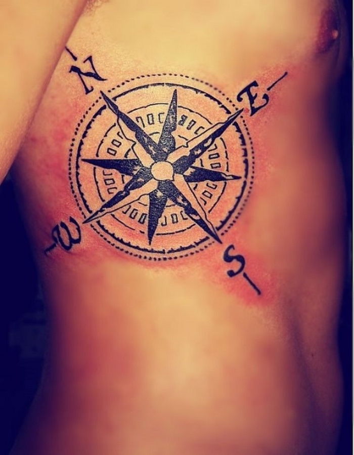 Oto nowoczesny, piękny czarny tatuaż z dużym kompasem