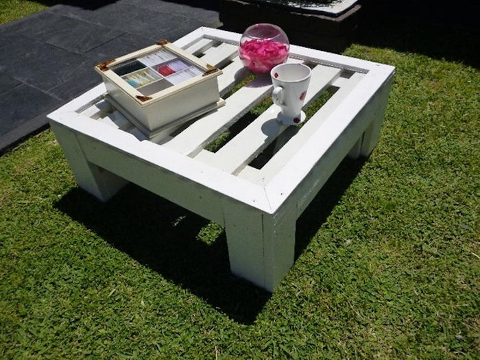 Şimdi size dış mekan kullanımı için palet mobilyalarını gösteriyoruz - burada bir fincan ve bir vazo ile beyaz europalletlerden oluşan küçük bir masa