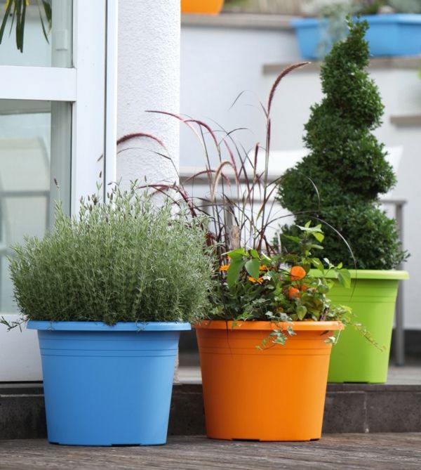 ideeën-voor-een-mooie-bloembakken - in verschillende kleuren-landscaping-ideas-Gartengestaltung-voorbeelden-tuinontwerp ideeën