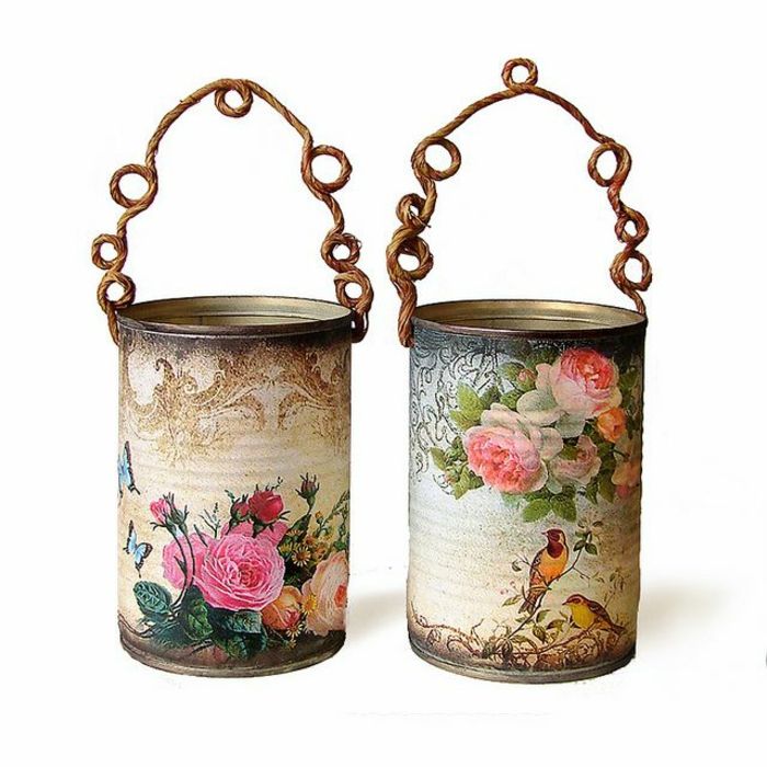 idei pentru serviettechnik - aici sunt două vase mici de flori cu șervețele cu trandafiri roz și două păsări galbene