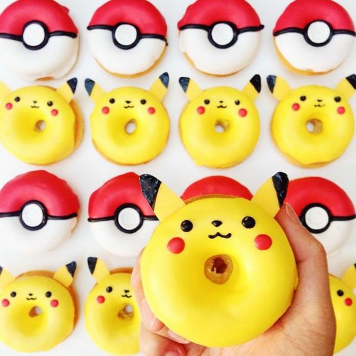 Idéias para bolo de pokemon bonito - aqui estão pokemon donuts, donuts amarelos e vermelhos, pokachu seres amarelos pikachu e pokebolas vermelhas