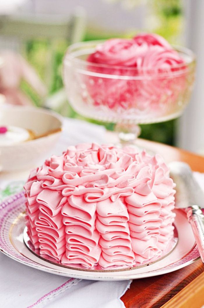 förbereda stora födelsedagsfestidéer, födelsedagstårta med rosa kräm själv och njut av firandet