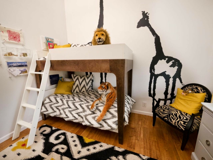 dekorácie v detskej izbe žirafa lev tiger posteľ dizajn so schodmi koberec vankúš zebra tlač