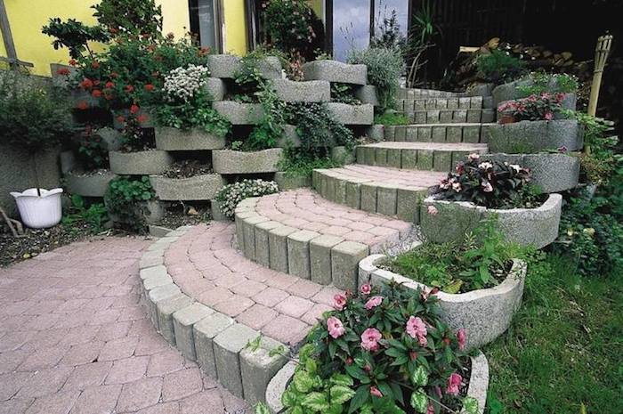 Jettzt vi visar dig en av våra fantastiska idéer om trädgårdsdesign - en liten mini trädgård med. trappor och små vackra stenar