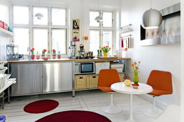 Ikea nerūdijančio plieno virtuvė-raudoni kilimai - du kėdės