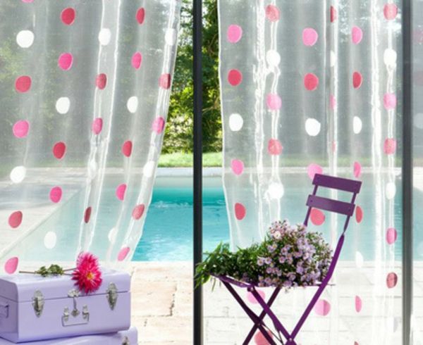 ikea-gardin-transparent-prickar - stol i lila och bukett
