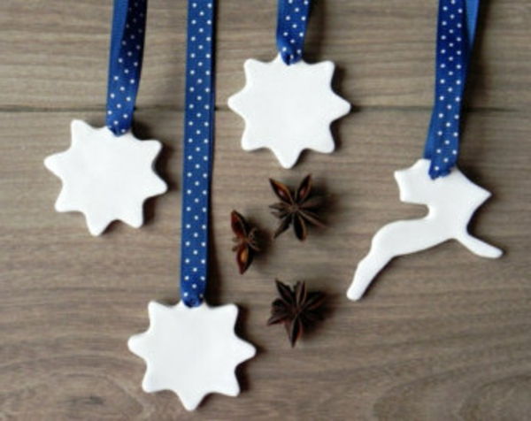 vit juldekoration - dekorativa stjärnor som du kan lägga på