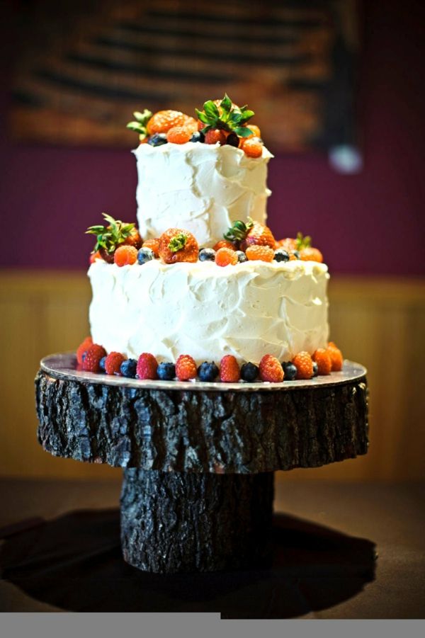 firande för träbröllop - vacker vit kaka med frukt