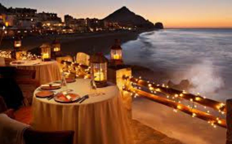 romantiškas stalo už-du-on-paplūdimio saldus ir jaukus, specialiai apšviestas-KirzeN-kilnus