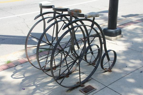 Stojak rowerowy w postaci roweru