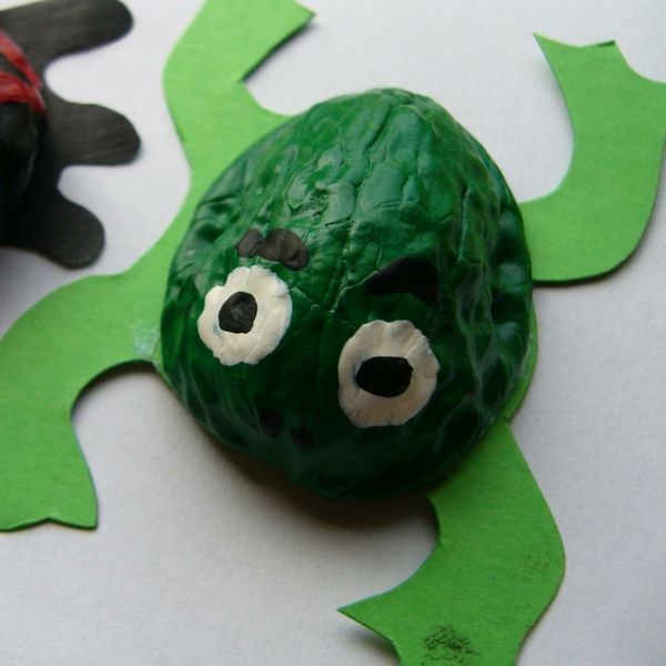 obrti ideje za vrtec - zelena žaba - z belimi očmi