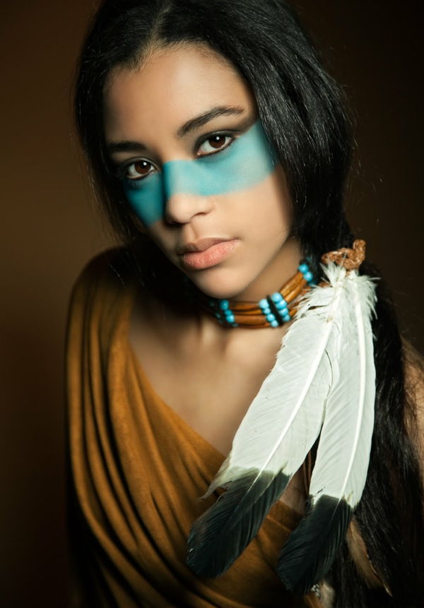 indisk-makeup-blå-färg-under-ögonen-en-vacker-ung-kvinna-mycket vacker-och coolt utseende