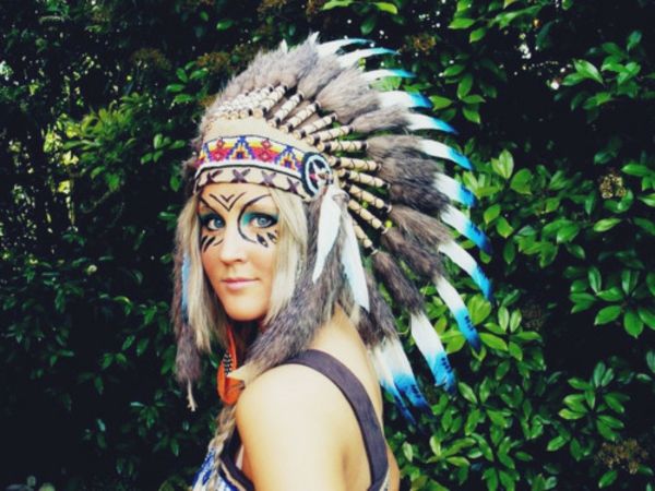 indian-makeup-cool målade-kvinna-med-fjädrar-on-the-head