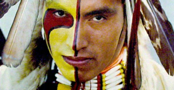 indian-make-up-for-män-som målar halv-of-Face
