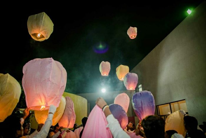 Indiase bruiloft-color-vliegende lantaarns te vieren