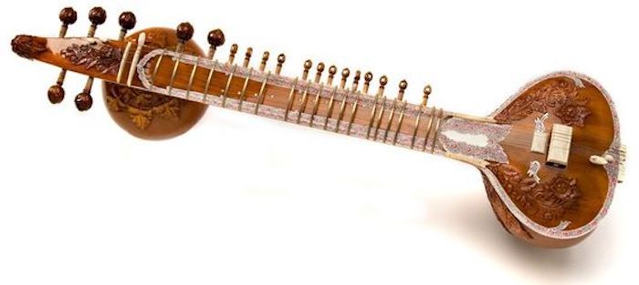 Drevená sitar s mnohými kovovými jazykmi v zlatej farbe, hlava s dekoratívnou funkciou