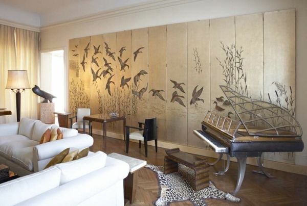 art deco stil - kreativ väggdesign och ett piano i vardagsrummet