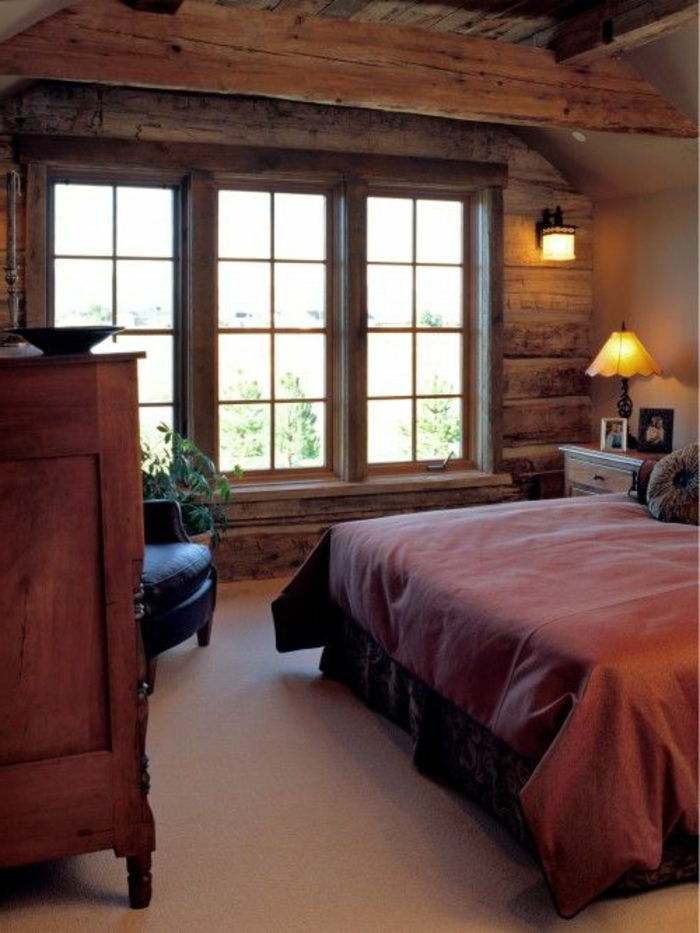 Rustik rustik yatak odası ahşap kirişler ve iç pencere