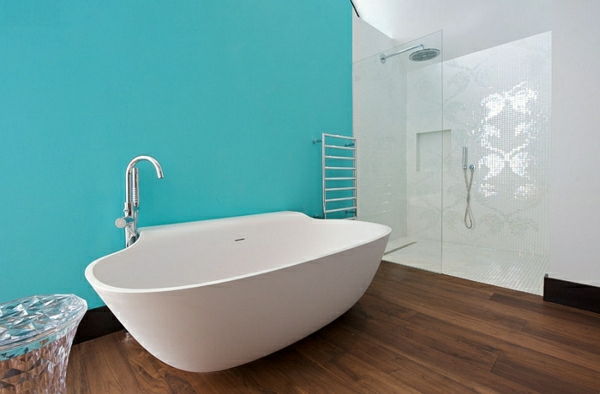 interiéru-modro-biele kúpeľne dvojdomu-vaňa-drevená podlaha