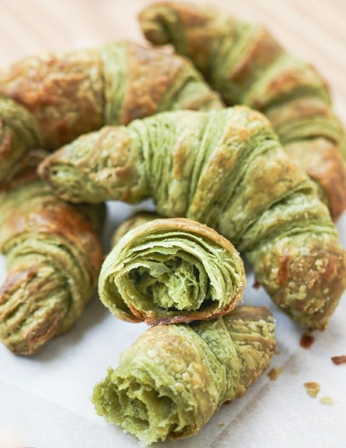 innovative-oppskrifter-med-matcha-grønn-kaffe-og-croissant-med-matcha-sunn-frokost: