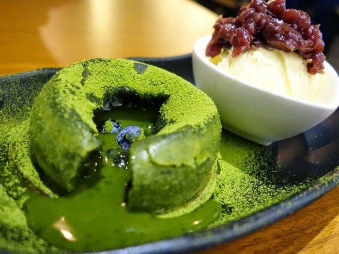 innovative oppskrifter-med-matcha-lava-kake-off matcha-sted-of-sjokoladeis-ingrediens-grønn-dessert