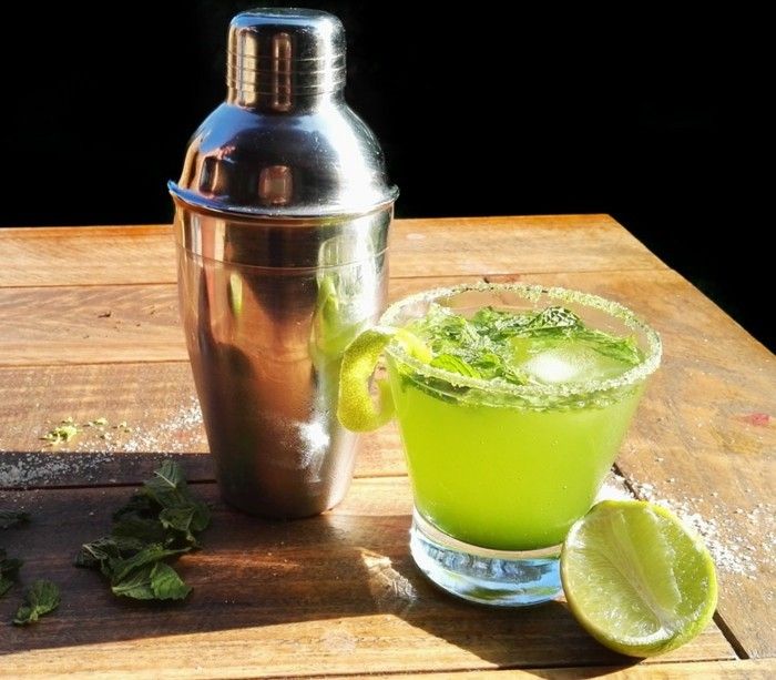 innovative-oppskrifter-med-matcha-shaker-shake-alkohol-med-matcha-lime-og-Zucher-fornøye-øyeblikk