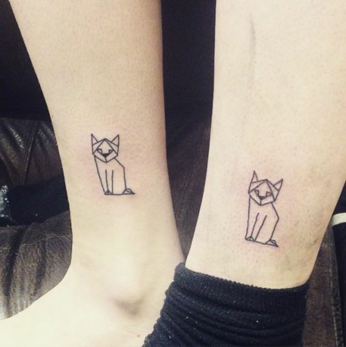 Iată două pisici negre - idei pentru tatuaje pe picior