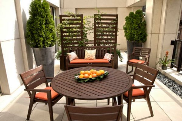 Goed idee voor balkonontwerp - houten elementen en grote planten