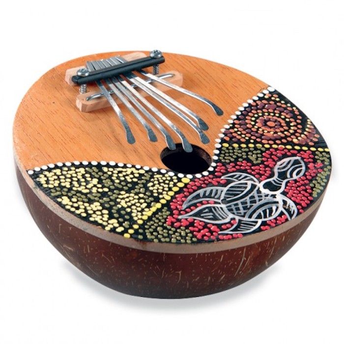 Lamellofon från Afrika med rund form, dekorerad med små pärlor i olika färger, filt med sköldpaddemotiv