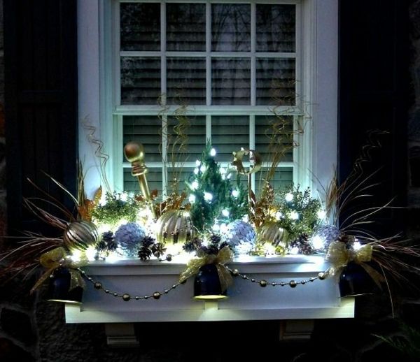 Zanimivo-lit-okno dekoracija-za-božič