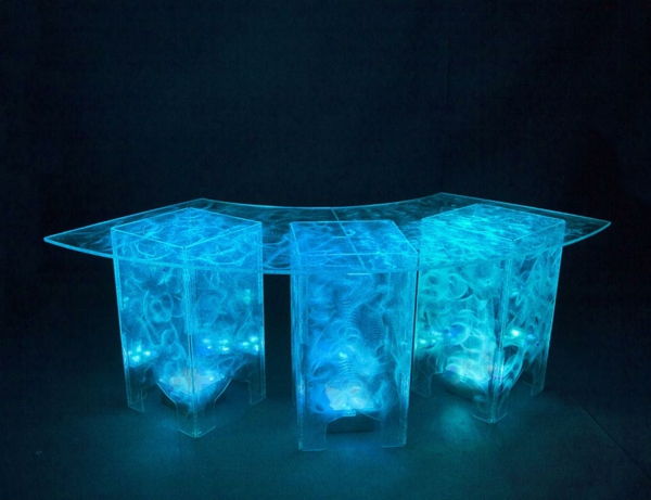 Zaujímavý-lit-akrylové stolík