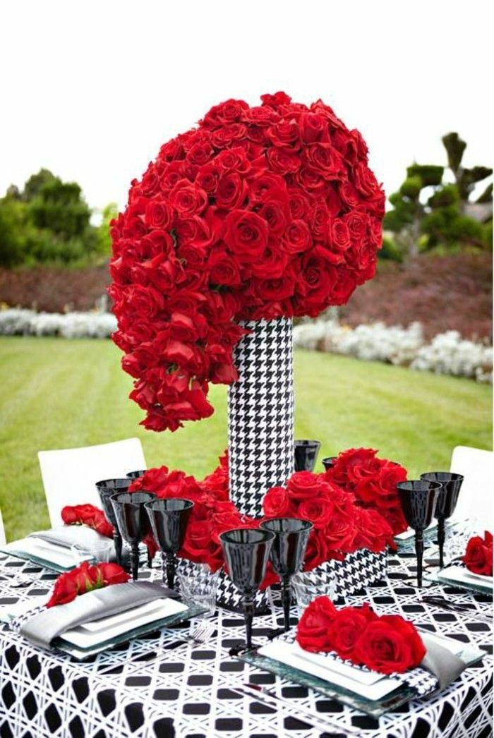 Įdomios stalo papuošimas idėjos-su juoda T-balta elementais ir raudona rožė kaip akcentu