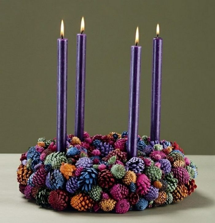 Zanimivo-adventskranz ozadje vijolične sveče