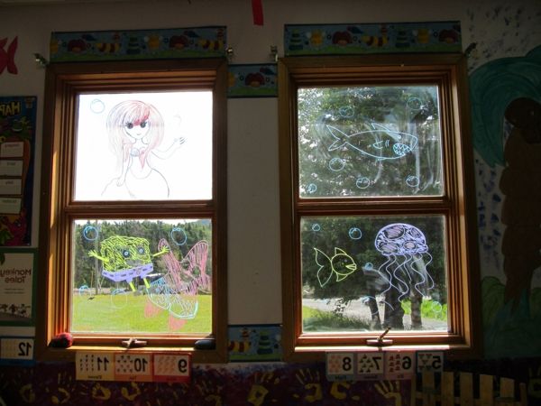 intressant-dekoration-på-fönster-målningar av barn