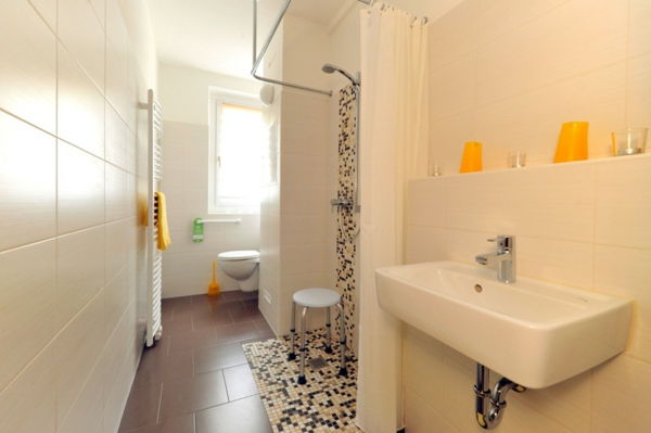 Įdomus prabangus vonios kambarys su šiuolaikine modernia plytelių laku
